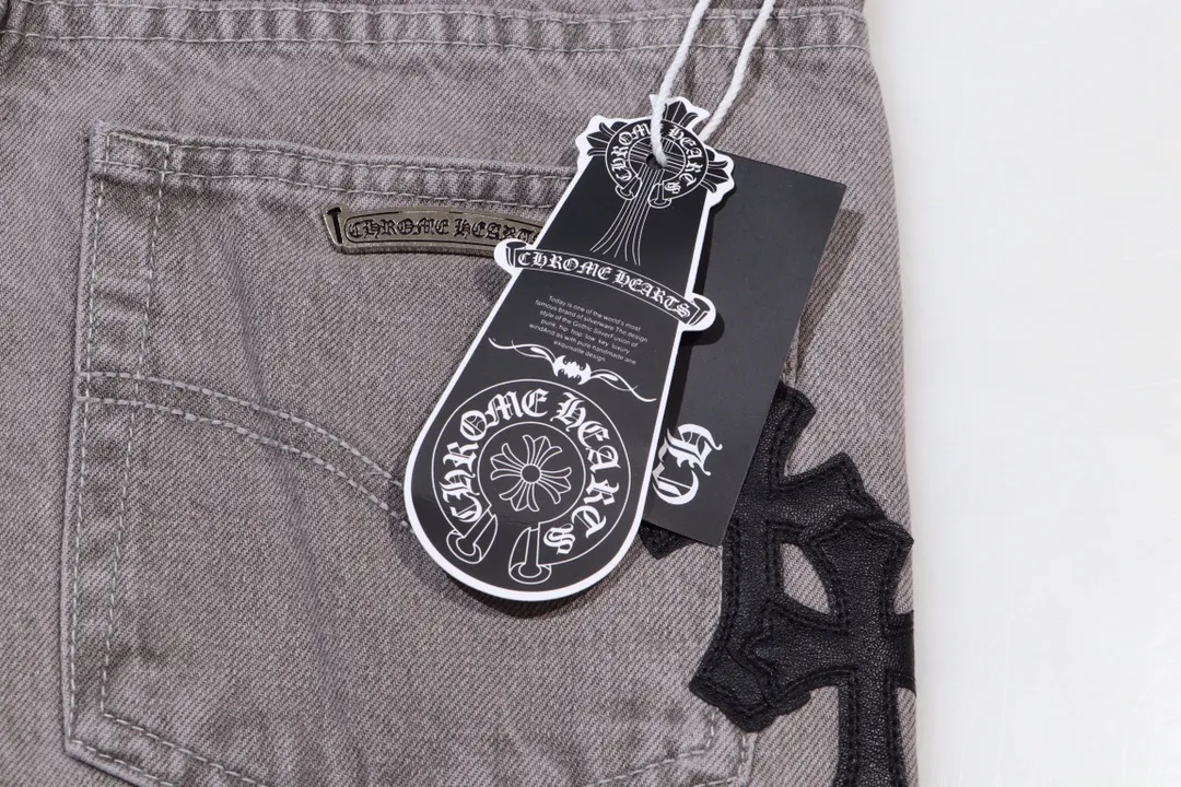 P220 Style Number: H443 Chrome Hearts CH Chrome Hearts Heavy Industry Damaged High Street Jeans exude unruly personality and unique charm. Every wear and tear is carefully designed to present a unique artistic feel. Made of imported denim fabric, which has undergone heavy industrial washing and destruction treatment, the trousers show a super cool effect on the upper body, allowing you to dominate the fashion stage.  This is more than just a pair of jeans, it is an expression of attitude. With its unique design concept and ultimate pursuit of details, Croxin breaks traditional boundaries and defines the jeans trend in the new era. The trousers are made of double-layer woven fabric and matched with customized hardware, showing an incomparably beautiful and unique style, making every wearer the focus of fashion. Imported denim fabric, super heavy-duty washed and damaged, the upper body is super cool! Customized hardware. Unbeatable and beautiful style. The production process is difficult. Full of high street feel. Color: Gray Size: S M L XL XXL